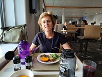 Aan tafel.
