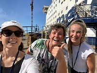 Irene met collega's voor het schip