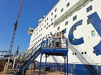 Samen op de entree-trap van het schip