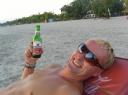 bas op bali met gordon zonnebril