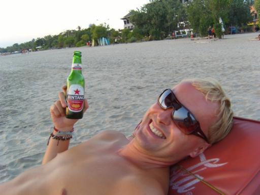 bas op bali met gordon zonnebril