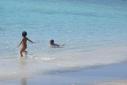 gili air - locals genieten ook van de zee