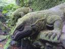 Sculpturen van Komodovaren in het monkey forest Ubud