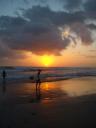 Zonsondergang op Kuta met een surfer