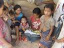 Kinderen in dorp krijgen boek