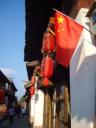 lijiang en overal lampionnen en vlaggen
