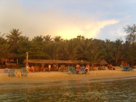 Ons strand gezien vanuit het water