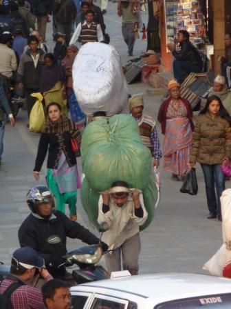 Porters met halve huisraden