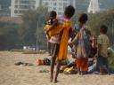 Straatkinderen op het strand van Mumbai