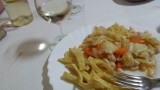 In een klein portugees restaurant waar de eigenaresse een heerlijk veganistische maaltje maakt