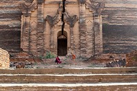 Bijkletsen bij de tempel