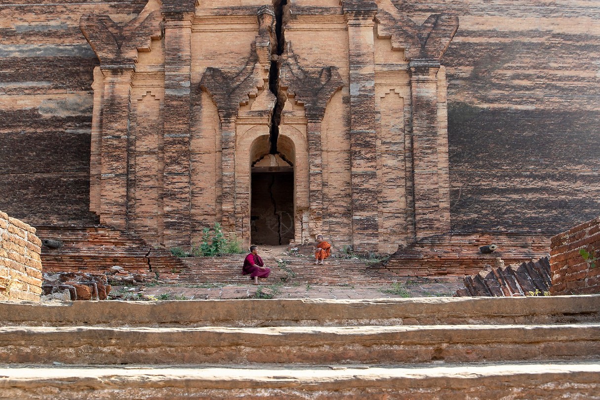 Bijkletsen bij de tempel