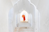 Mya Thein Tan pagode met monnik