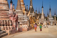 17. Meisjes bij het Tar Khaung Pagoda complex