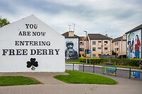 36. Free Derry met murals