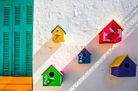 32. Gekleurde vogelhuisjes