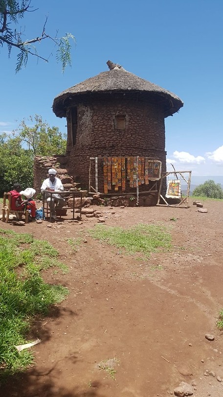 Priester bij de rotskerken @ Lalibela