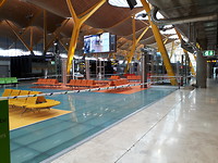 Luchthaven Madrid: je mocht nergens gaan zitten en er was bijna niemand te zien.