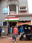 Voor het huis van Raja's familie