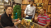 Gastvrijheid. Thee krijgen in in een winkel