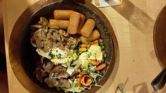 Zweinsbraten mit kroketten unt erbsen