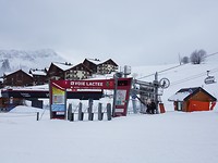 ons huis op de achtergrond
