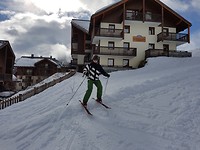Fred vanuit het skihok de piste op
