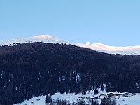 De maan boven de bergen vroeg in de ochtend