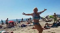 Jonge hinde op het strand
