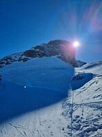 De zon achter de reus vandaan