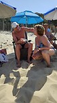 Zusje krijgt visjes gevoerd