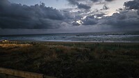 Donkere luchten boven zee
