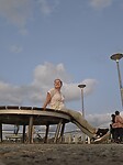 Dame op de pier