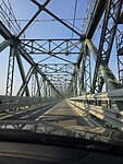Een oude ijzeren brug over rivier de Po