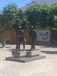 Wandelend stel in brons in Logroño
