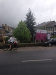 Regen en de bergen in nevelen gehuld