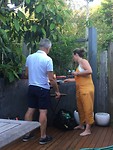 Gabrielle en ome Henk bij de bbq.