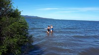 Anneke en Anke in het meer