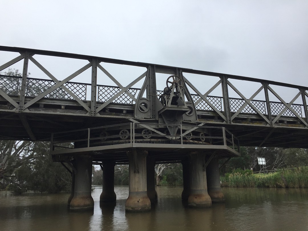 Swing bridge
