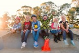 Groepsfoto van Sandra bij skatepark
