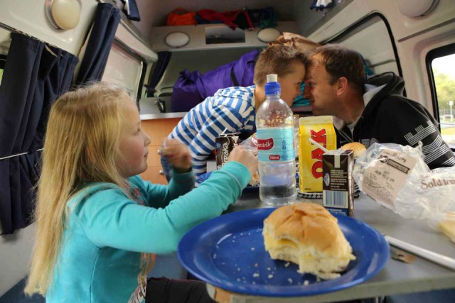 1e lunch in de camper