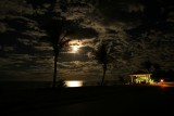 Dit is de volle maan en ons uitzicht op de zee vanaf de camping in Rollingstone