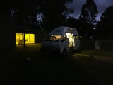 \'s avonds koken in de campingkeuken