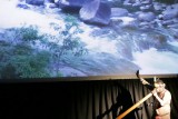 We zijn op bezoek bij de Aboriginals. Deze aboriginal meneer gaf een lezing over de aboriginalmuziek. Hij speelt de didgiridoo e