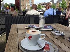 eerste cappuutje, achter de plaatselijke oudjes