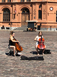 Chellistes al vroeg op het domplein