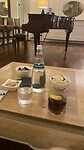 De barman, de onbespeelde vleugel en mijn drankjes