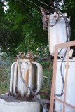 Een werkende transformator boven een waterput (uit de tijd van de USSR).