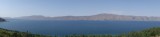 Een panoramafoto van het meer van Sevan (linkerkant).