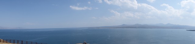 Panoramafoto van het meer van Sevan (rechterkant).